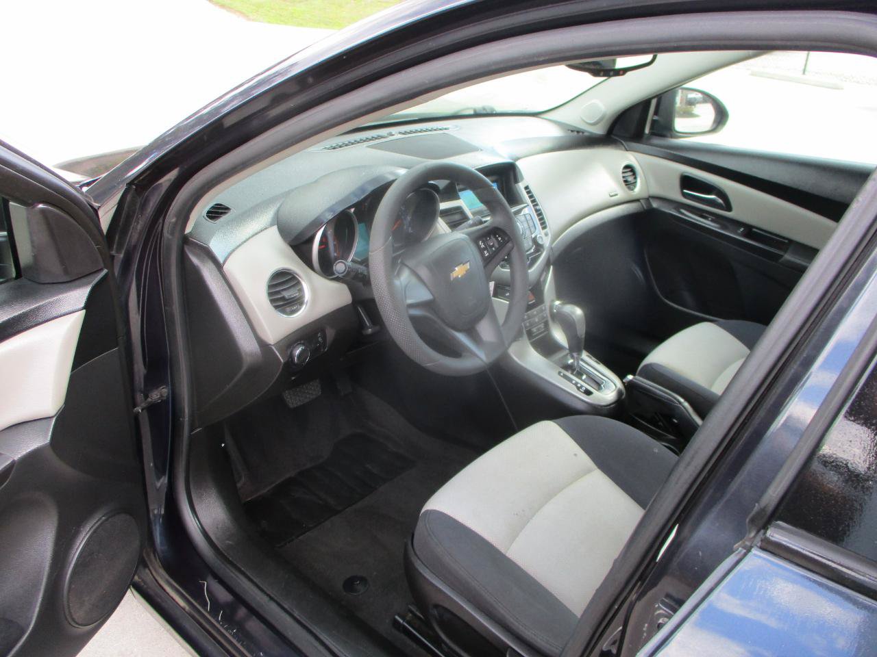 Used 2015 Chevrolet Cruze LS FWD image 12