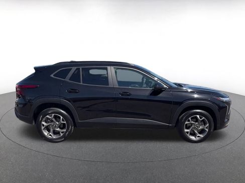 Used 2025 Chevrolet Trax LT FWD image 16