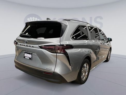 Used 2023 Toyota Sienna XLE image 5