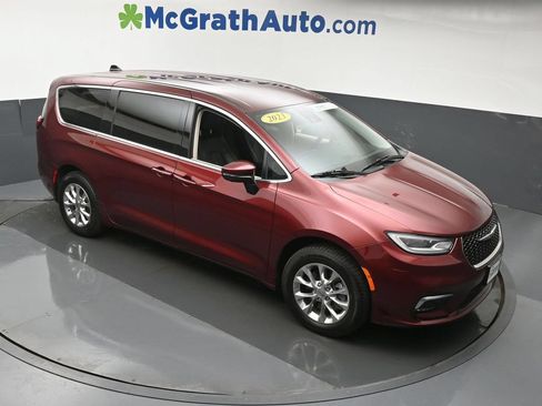Used 2023 Chrysler Pacifica Touring-L w/ Uconnect Theater Family Group AWD/4WD image 3