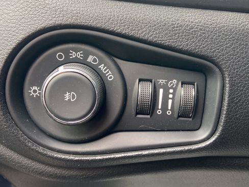 Used 2020 Jeep Renegade Latitude w/ Cold Weather Group image 19