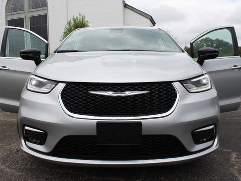 Used 2024 Chrysler Pacifica Select image 58