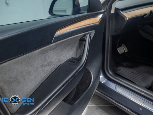 Used 2023 Tesla Model Y Performance image 10