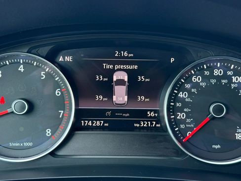 Used 2012 Volkswagen Touareg Sport image 29