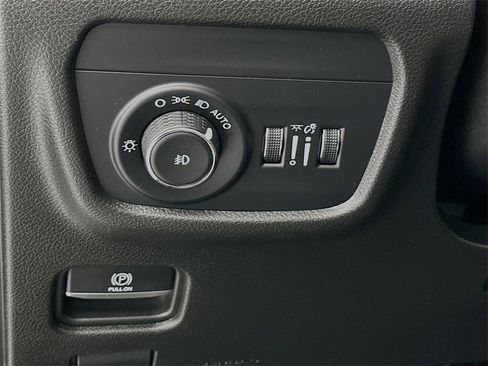 Used 2024 Jeep Grand Cherokee Limited w/ Black Appearance Package image 10