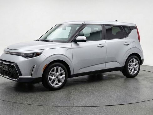 Used 2025 Kia Soul LX w/ LX Technology Package FWD image 3