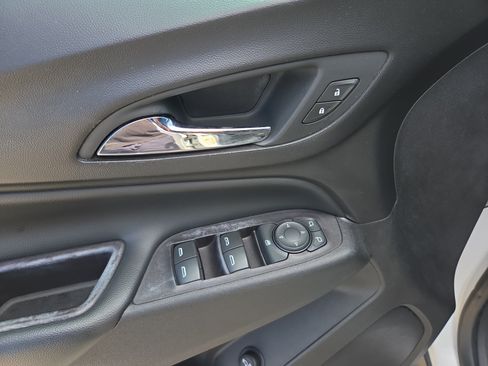Used 2018 Chevrolet Equinox LT FWD image 16