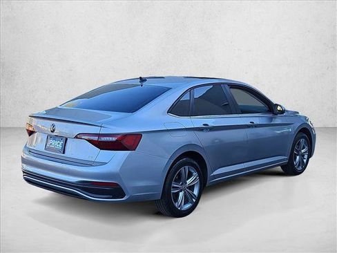 Used 2022 Volkswagen Jetta SE w/ Panoramic Sunroof Package FWD image 5