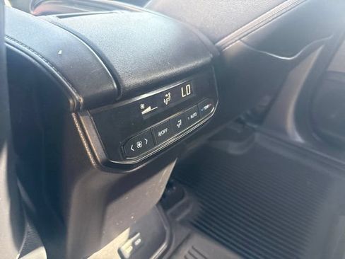 Used 2023 Toyota Highlander XLE AWD/4WD image 9