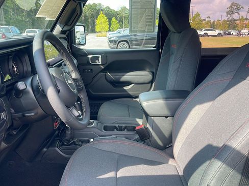 Used 2025 Jeep Wrangler Rubicon AWD/4WD image 19