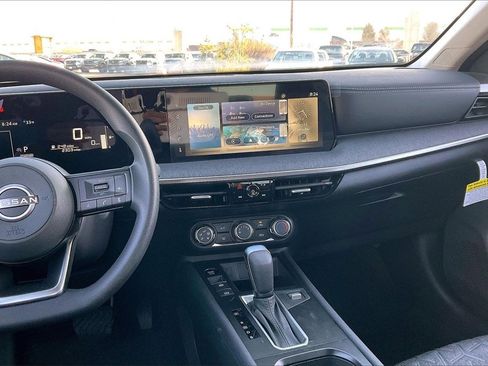 Used 2025 Nissan Kicks SV image 6