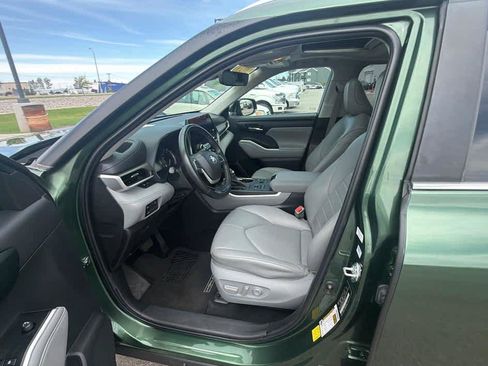Used 2023 Toyota Highlander XLE AWD/4WD image 12
