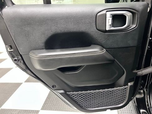 Used 2019 Jeep Wrangler Unlimited Sahara image 13