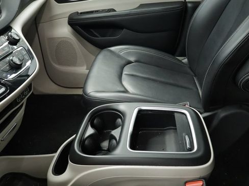 Used 2023 Chrysler Pacifica Touring-L FWD image 33