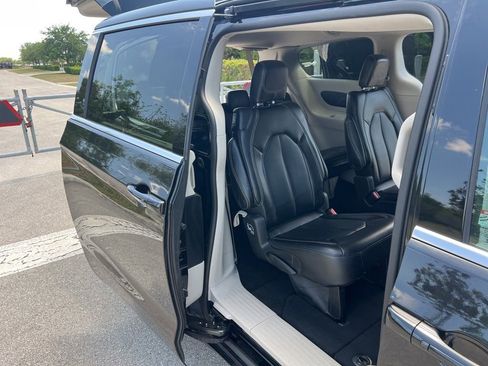 Certified 2023 Chrysler Pacifica Touring-L FWD image 42