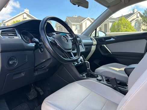 Used 2018 Volkswagen Tiguan SE w/ Panoramic Sunroof Package AWD/4WD image 26