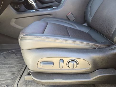 Used 2023 Chevrolet Traverse High Country image 25