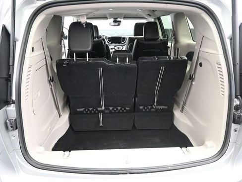 Used 2024 Chrysler Pacifica Limited FWD image 21