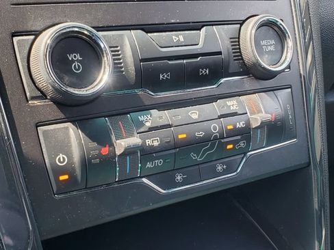 Used 2018 Ford Explorer XLT w/ Equipment Group 202A FWD image 20