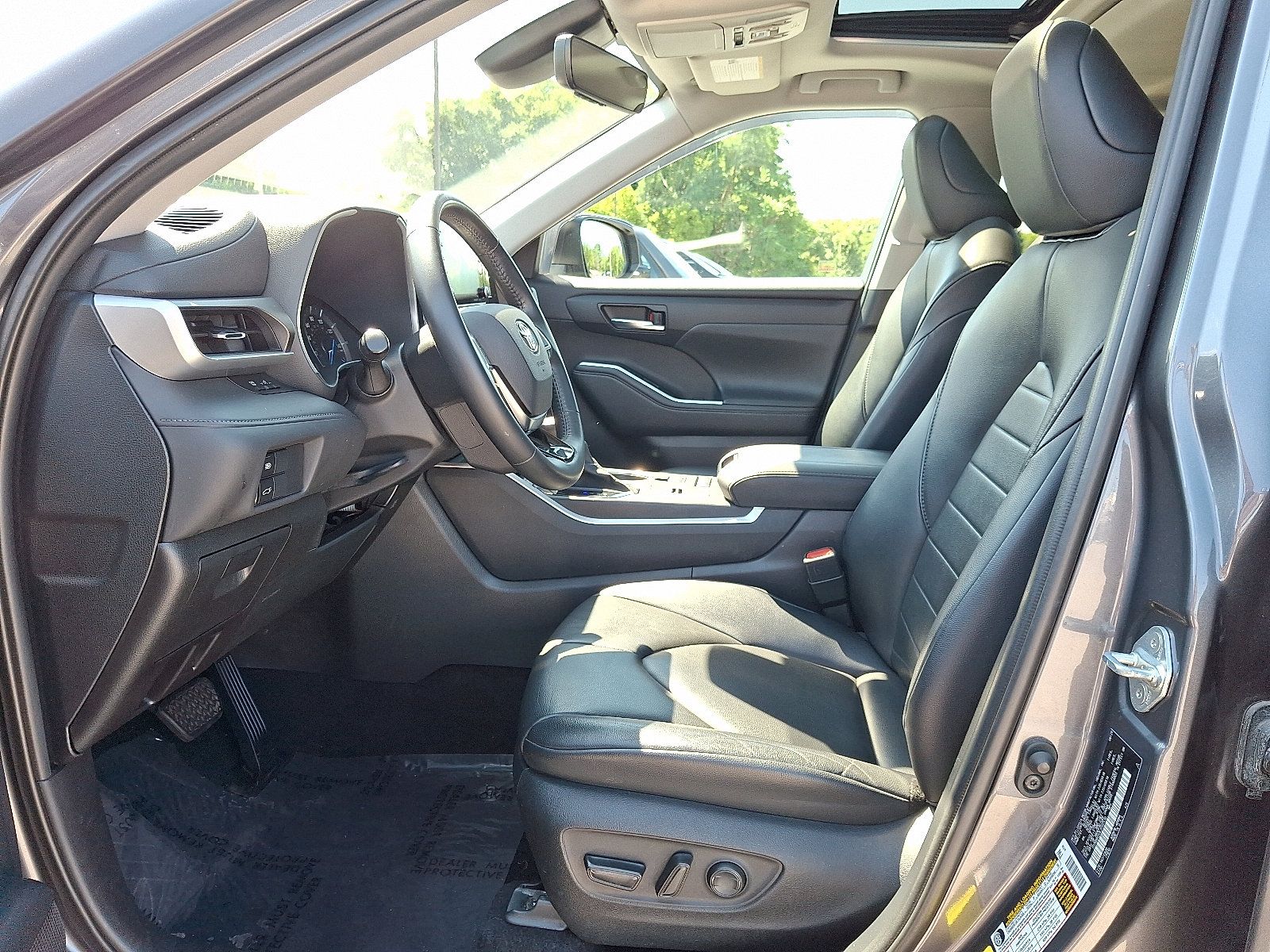 Used 2020 Toyota Highlander XLE AWD/4WD image 14