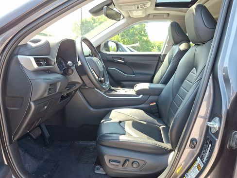 Used 2020 Toyota Highlander XLE AWD/4WD image 14