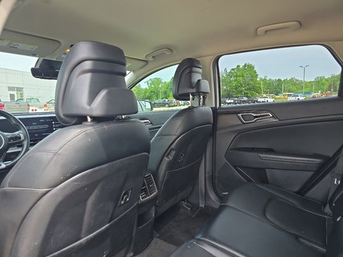 Used 2024 Kia Sportage EX FWD image 10