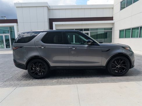 New 2025 Land Rover Discovery Dynamic SE image 3