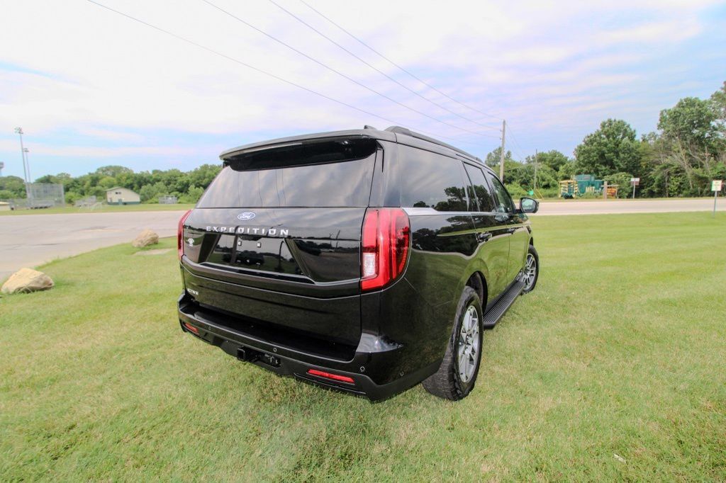 Used 2025 Ford Expedition Active AWD/4WD image 3