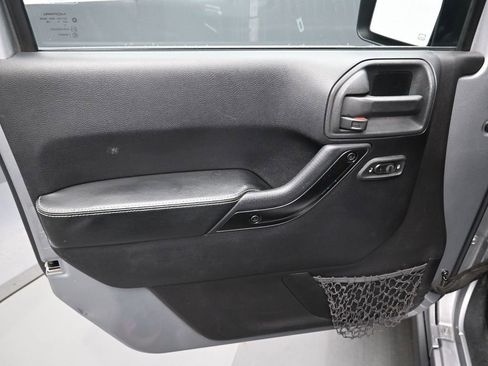 Used 2014 Jeep Wrangler Unlimited Sahara image 10