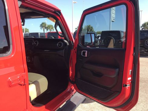 Used 2018 Jeep Wrangler Unlimited Sahara image 18