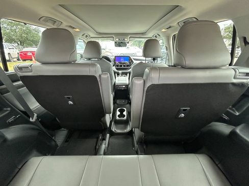 Used 2023 Toyota Highlander Platinum FWD image 16