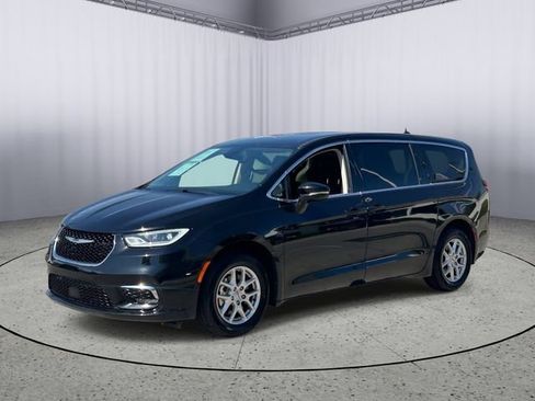 Used 2024 Chrysler Pacifica Touring-L FWD image 1