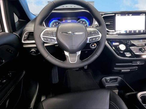 New 2026 Chrysler Pacifica Select image 15