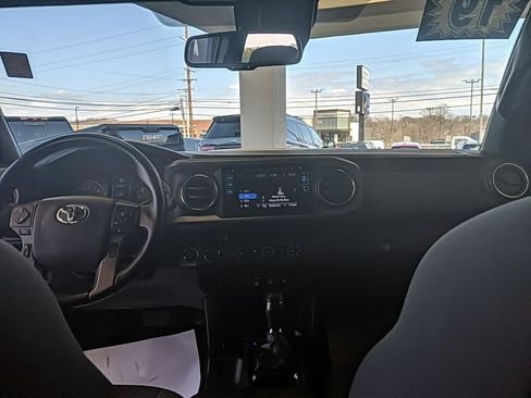 Used 2019 Toyota Tacoma TRD Sport image 16