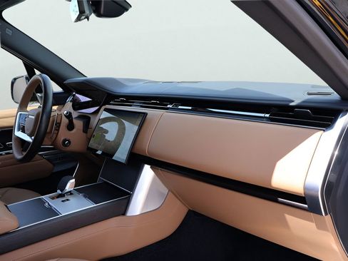 Used 2025 Land Rover Range Rover Long Wheelbase SE image 9