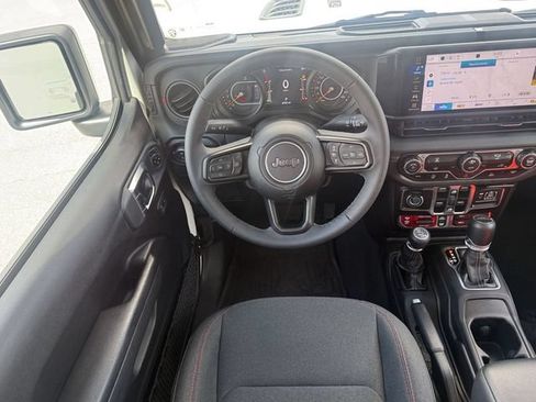 Used 2025 Jeep Gladiator Rubicon AWD/4WD image 16