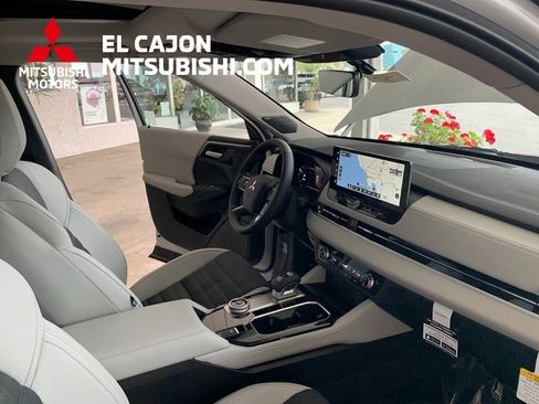 New 2025 Mitsubishi Outlander SE image 29