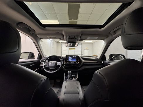 Used 2020 Toyota Highlander XLE image 19