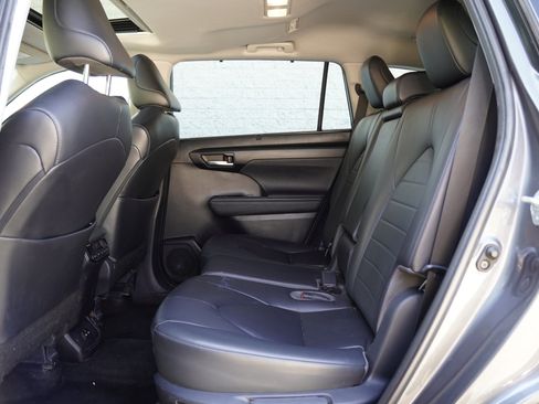 Used 2023 Toyota Highlander XLE AWD/4WD image 23