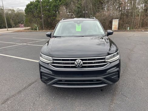 Used 2024 Volkswagen Tiguan SE image 2