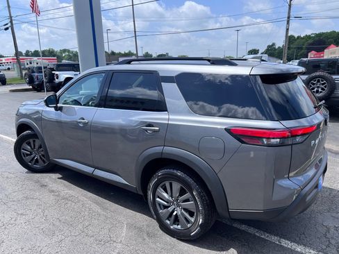 Used 2022 Nissan Pathfinder SV AWD/4WD image 14