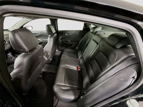 Used 2017 Chevrolet Malibu LT w/ Leather Package image 18