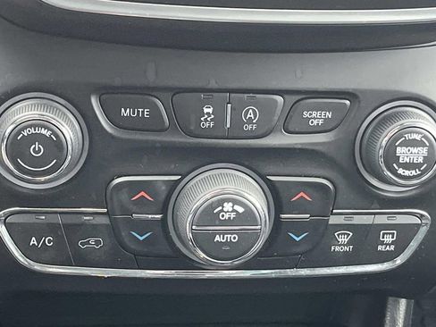 Used 2020 Jeep Cherokee Latitude Plus image 22