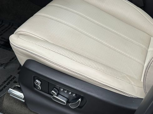 Used 2023 Bentley Bentayga Extended Wheelbase AWD/4WD image 35