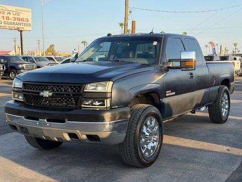 Used 2005 Chevrolet Silverado 2500 LT w/ Heavy-Duty Power Package AWD/4WD image 2