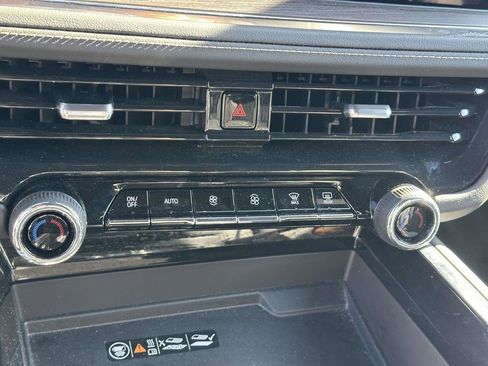 Used 2025 Chevrolet Suburban Premier image 27