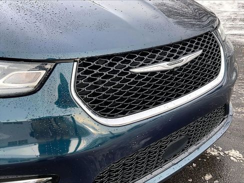 Used 2024 Chrysler Pacifica Touring-L image 30