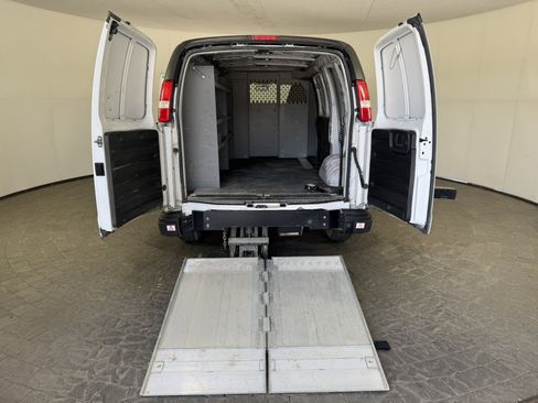 Used 2022 Chevrolet Express 3500 w/ Driver Convenience Package RWD image 9
