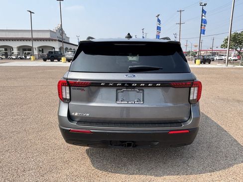 Certified 2025 Ford Explorer Active RWD image 3