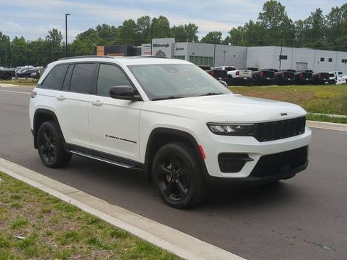 Used 2023 Jeep Grand Cherokee Altitude AWD/4WD image 15